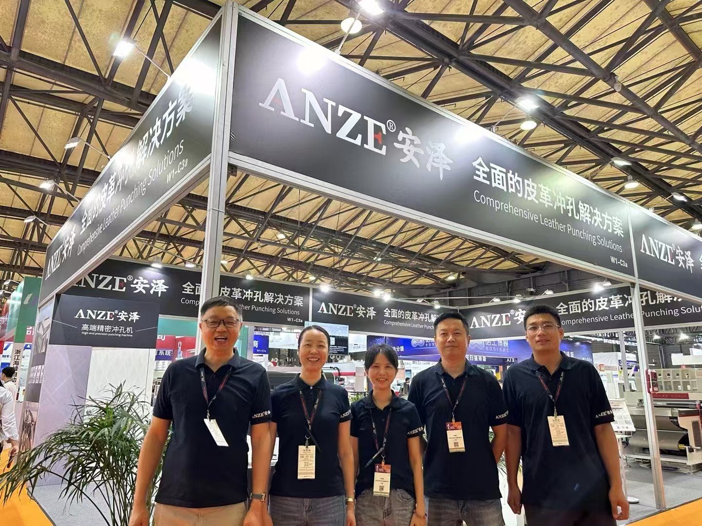 Anze Leather Perforation Machine Shines At The Exhibition